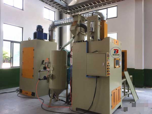 噴砂槍數(shù)控行程升降加壓式轉(zhuǎn)臺自動噴砂機-此設(shè)備采用加壓式自動噴砂/噴丸，采用高強度鋼砂，增強產(chǎn)品表面粗糙度，噴槍上下移動，可數(shù)控行程。主要技術(shù)···