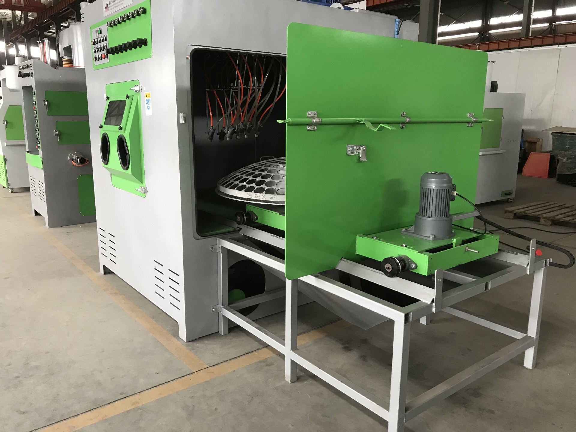 TB-SA2020-9A電動(dòng)轉(zhuǎn)臺(tái)自動(dòng)噴砂機(jī)-本設(shè)備原理：將工件安放在自動(dòng)臺(tái)車轉(zhuǎn)盤上，工件臺(tái)車由電機(jī)帶動(dòng)自動(dòng)往復(fù)運(yùn)行，轉(zhuǎn)盤由檔板外電機(jī)帶動(dòng)旋轉(zhuǎn)，即···
