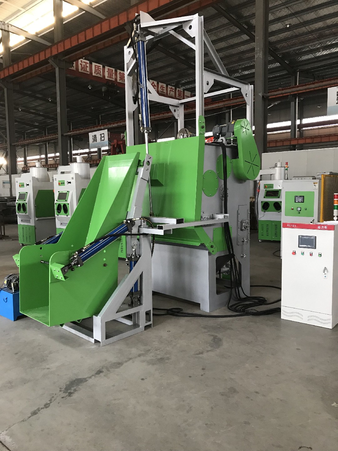 TB-SF300KG-6A自動(dòng)上下料履帶式自動(dòng)噴砂機(jī)，履帶液體自動(dòng)噴砂機(jī)，自動(dòng)液體噴砂機(jī)-此設(shè)備是針對(duì)（小零件類）工件而設(shè)計(jì)制作的專用噴砂機(jī)設(shè)備。原理是以壓縮空氣作為加速動(dòng)力，通過輸送氣管進(jìn)···
