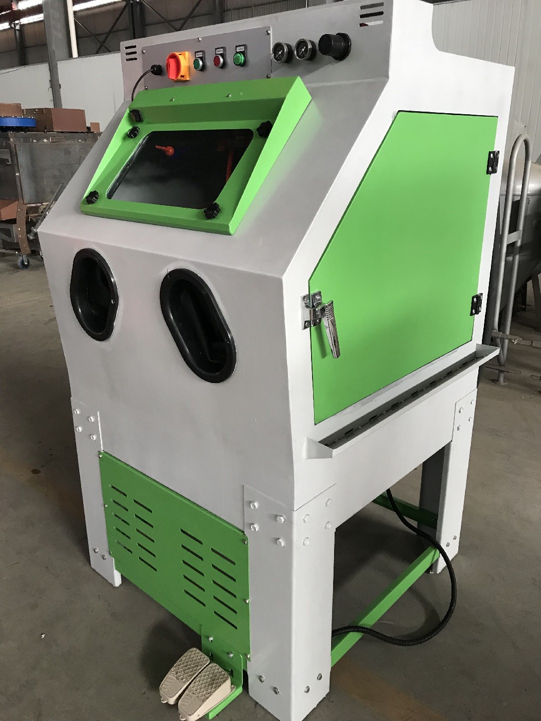 （標準型）手動液體噴砂機-◆適用范圍◇騰博噴砂機械廠生產(chǎn)的液體噴砂機采用砂水混合噴砂，使加工表面更加細膩，磨料消耗小。其噴槍即···