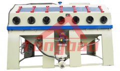 （非標型）手動液體噴砂機-噴砂設(shè)備特點： 騰博系列（非標型）手動液體噴砂機采用砂水混合磨料，使得加工工件表面更加細膩，同時減小了···